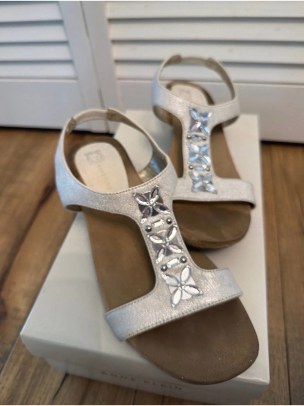 Anne Klein Aktandu Jeweled T-Strap Wedge Sandals Silver Metallic Size 6.5